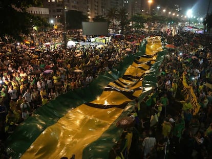 Centenas de pessoas participaram do protesto no Rio de Janeiro. 