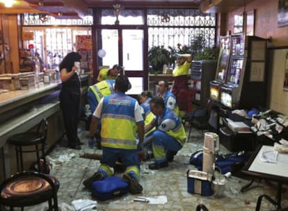 Sanitarios de Emergencias 112 intentan reanimar a la victima, dentro del bar en Sevilla la Nueva.