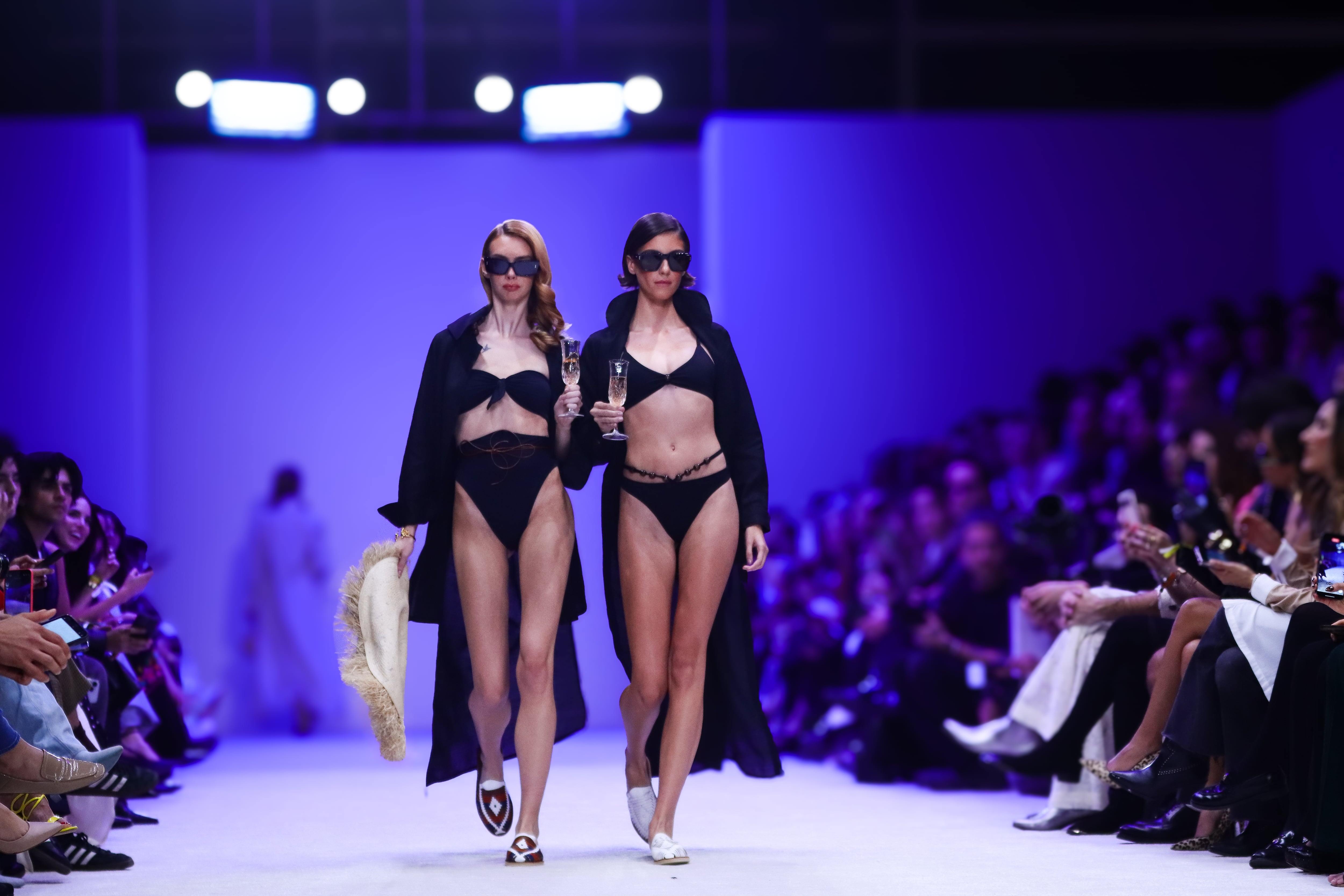 Dos conjuntos la colección Borderlineen, por Daniela Villa, en el Mercedes Benz Fashion Week.