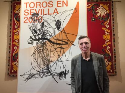 El pintor alemán Albert Oehlen, junto al cartel para la próxima temporada taurina en Sevilla.