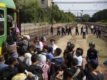 Refugiados tentam deixar a Hungria para a &Aacute;ustria e a Alemanha, no &uacute;ltimo dia 3. 