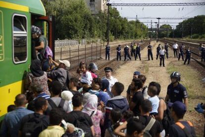 Refugiados tentam deixar a Hungria para a Áustria e a Alemanha, no último dia 3.