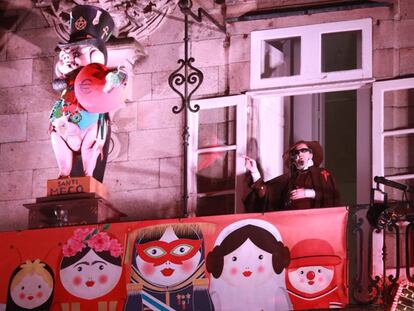 Carlos Santiago, durante el pregón de Carnaval en Santiago de Compostela, el pasado febrero. 