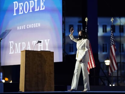 Kamala Harris se dirige aos simpatizantes após a divulgação da vitória democrata, neste sábado, em Wilmington.
