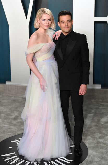 Rami Malek y Lucy Boynton, con vestido multicolor de tul de Miu Miu.