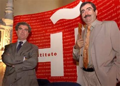 César Antonio Molina (a la izquierda) y Antonio Muñoz Molina, ayer en el Instituto Cervantes en Madrid.
/ EFE