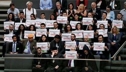 Miembros de la comunidad armenia en Alemania sostienen carteles en los que se lee &quot;gracias&quot; durante la votaci&oacute;n en el Bundestag.