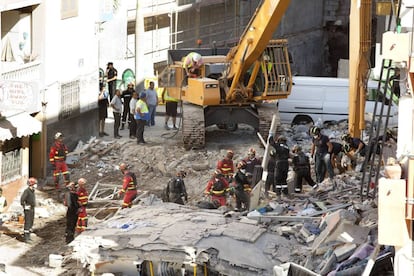Los servicios de rescate continúan las labores de desescombro en el edificio derrumbado en Arona (Tenerife) en busca de las personas que aún no han sido localizadas tras el siniestro, el 15 de abril de 2016.