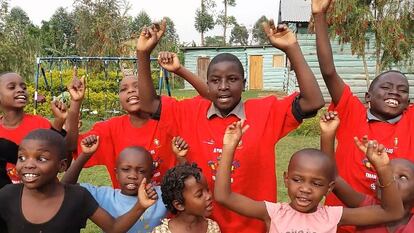 Captura de un vídeo en el que unos alumnos de un orfanato de Uganda cantan un himno de fútbol.