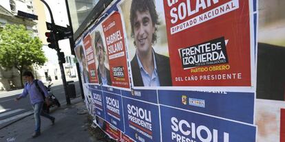 Fotografía de un muro con carteles con propaganda electoral hoy, viernes 23 de octubre de 2015, en el centro de Buenos Aires (Argentina).