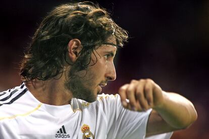 Esteban Granero se seca el sudor en un partido del Trofeo Bernabeú que su equipo ganó por cuatro goles a cero al Rosemborg noruego en 2009. Volvió esa misma temporada procedente del Getafe. Costó 4 millones de euros.