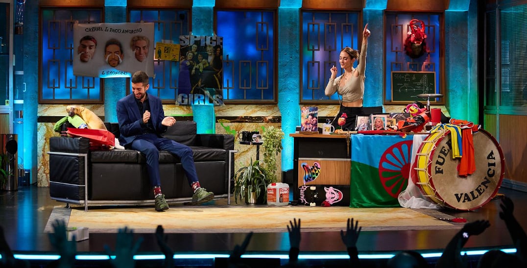 La actriz Silvia Alonso, novia de David Broncano, se cuela en ‘La Revuelta’ y bromean con las preguntas clásicas