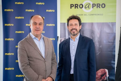 David Martínez (izquierda) y Josep Guasp, consejeros delegados de Makro y Pro a Pro, este miércoles en la rueda de prensa en una foto distribuida por las empresas.