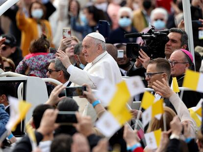 El papa Francisco saluda a la multitud que se ha congregado para recibirle, este domingo en Floriana (Malta).