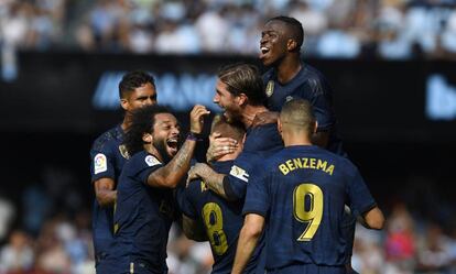 Los jugadores del Madrid celebran el gol de Kroos.