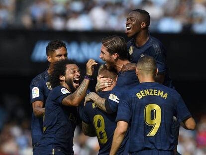 Los jugadores del Madrid celebran el gol de Kroos.