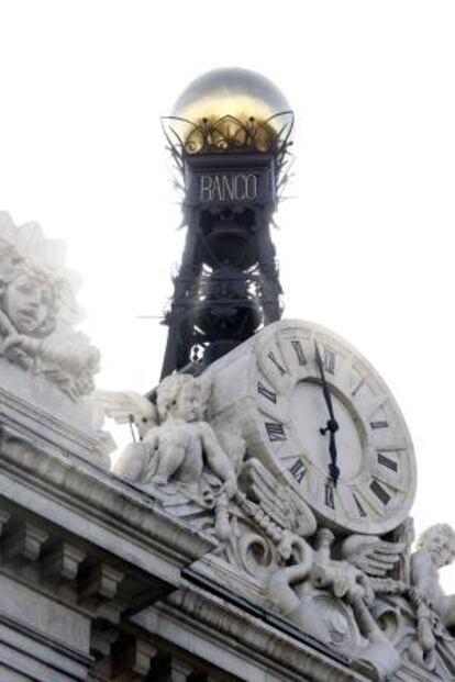 Vista del reloj de piedra y la bola dorada que coronan el edificio de la sede del Banco de España, situado en la madrileña plaza de Cibeles. EFE/Archivo