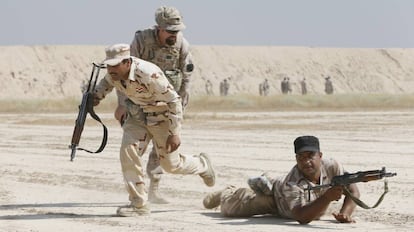 Spanish training instructor working with Iraqi troops.