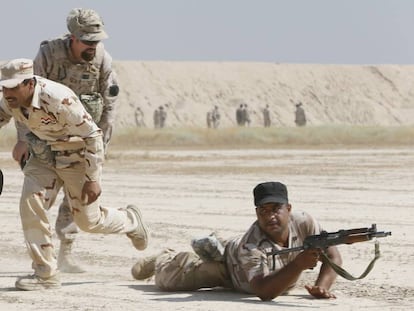 Spanish training instructor working with Iraqi troops.