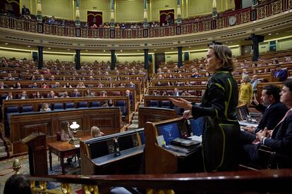 La secretaria general del Partido Popular, Cuca Gamarra, en el Congreso de los Diputados, el jueves.