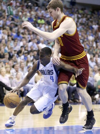 Collison, de los Mavericks, perseguido por Zeller, de los Cavaliers.