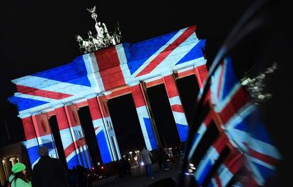 La puerta de Brandeburgo iluminada con la bandera del Reino Unido.