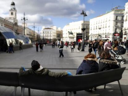 El banco en uno de los laterales de la Puerta del Sol.