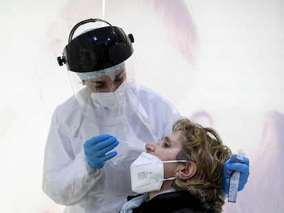 Una profesional de Farmacia realiza un test de antígenos en su establecimiento el 9 de febrero de 2021 en Madrid.
