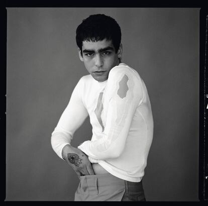 Omar Ayuso luce jersey con aberturas transparentes del diseñador Ludovic de Saint Sernin.