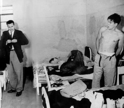 Fidel Castro (izquierda) y Ernesto Guevara se visten en la cárcel Miguel Schultz en Ciudad de México en 1956.
