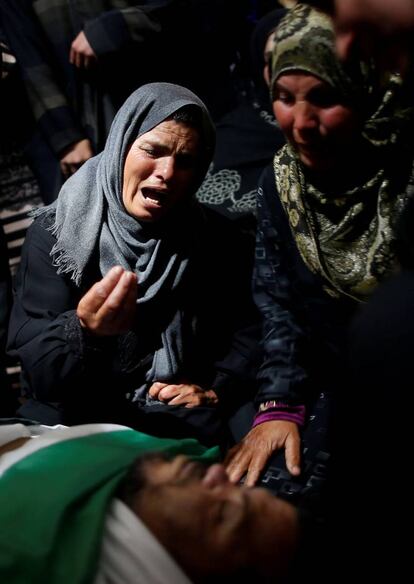 Familiares del palestino Marwan Qudih lloran junto a su cuerpo. Marwan falleció por las heridas sufridas tras los enfrentamientos entre manifestantes palestinos y tropas israelíes en la franja de Gaza.