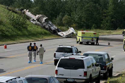Los restos del avión que se estrelló cerca del aeropuerto de Columbia Airport que dejó cuatro fallecidos. Sobrevivieron Travis Barker, de Blink-182, y DJ-AM, que había pertenecido a la banda Crazy Town. 