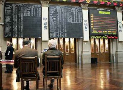 Patio de operaciones de la Bolsa de Madrid durante la sesión de ayer.