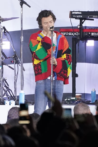 Cuando Harry Styles se plantó una chaqueta de colores en uno de sus conciertos el pasado febrero no imaginaba que el diseño se convertiría en carne de TikTok. Muchos de sus fans han aprovechado el confinamiento y la desescalada para tejer versiones similares a la del cantante, que está firmada por JW Anderson y ronda los 1500 euros. Usuarios como Irritasian se han grabado confeccionando un cárdigan prácticamente igual desde cero, otros como Marianaurqueta han colgado las versiones maternas y algunos como Harrysleto incluso han compartido una suerte de patrón con medidas incluidas para copiarlo.