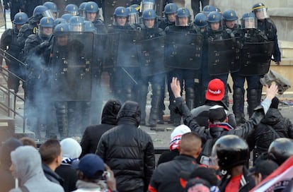 Disturbios entre ultras del PSG y los gendarmes, tras la victoria del equipo parisino en la Champions League.
