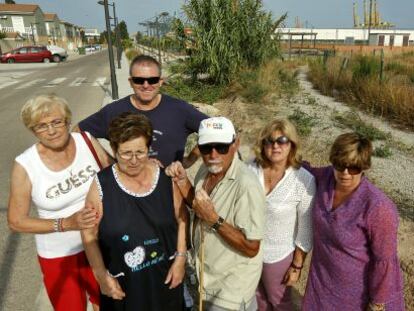 Julio (en el centro con gorra), uno de los expropiados en La Punta, rodeado de vecinos e hijos de afectados por la ZAL en La Punta.