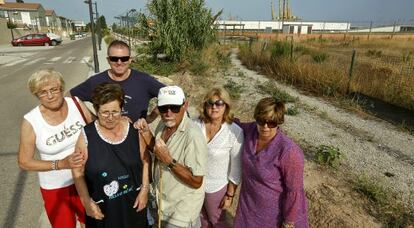 Julio (en el centro con gorra), uno de los expropiados en La Punta, rodeado de vecinos e hijos de afectados por la ZAL en La Punta, en una imagen de hace tres años.