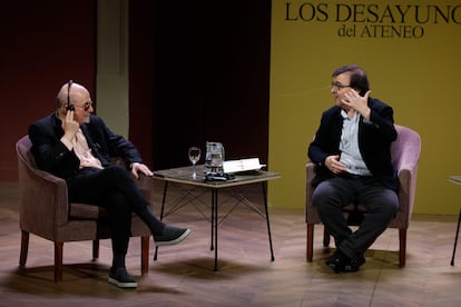 A la izquierda, el escritor Salman Rushdie, en la presentación de su libro 'Cuchillo' en el Ateneo de Madrid el lunes 20 de mayo, junto a Javier Cercas.