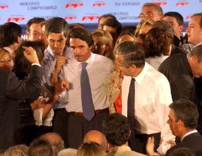 Maio de 2003. O presidente do Governo, José María Aznar (ao centro) junto com o candidato a presidente de Castilla-La Mancha, Adolfo Suarez Illana (à esquerda) e a seu pai Adolfo Suarez (à direita), rodeados de simpatizantes, ao término do comício político do Partido Popular, em que o ex-presidente do Governo Adolfo Suárez participou pela primeira vez.