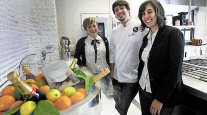 De izquierda a derecha, Alejandra Vanessa, José María González Blanco y Verónica Moreno con su libro 'A gustar convidan'.