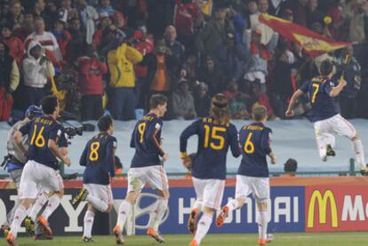 Villa, perseguido por sus compañeros, celebra con algunos aficionados españoles el primer gol de España.
