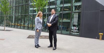 El vicepresidente Oriol Junqueras con una asesora