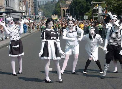 Uno de los pasacalles que convierten Edimburgo en un escenario de múltiples espectáculos en el 60º anivesario de su festival.
