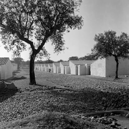 El municipio de Vegaviana, en una fotografía del archivo de Joaquín del Palacio, 'Kindel'.