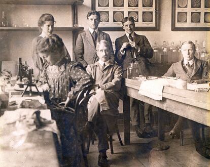 La científica británica Dorothy Jordan Lloyd, pionera de la biología marina, en su laboratorio, en primer plano.