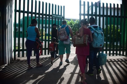 Familias migrantes cubanas provinientes del Ecuador, entregándose en la estación migratoria Siglo XXI en Tapachula.