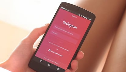 Chica con Instagram en el móvil