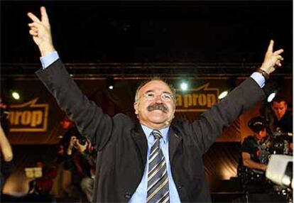 Josep Lluis Carod, ayer, en el mitin central de campaña de ERC en el Palau Blaugrana.