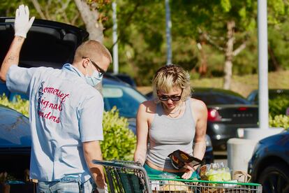Miley Cyrus y Cody Simpson, de compras en Los Ángeles en mayo.
