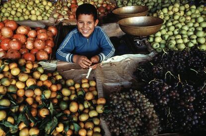 Un niño vende frutas en Casablanca (Marruecos).